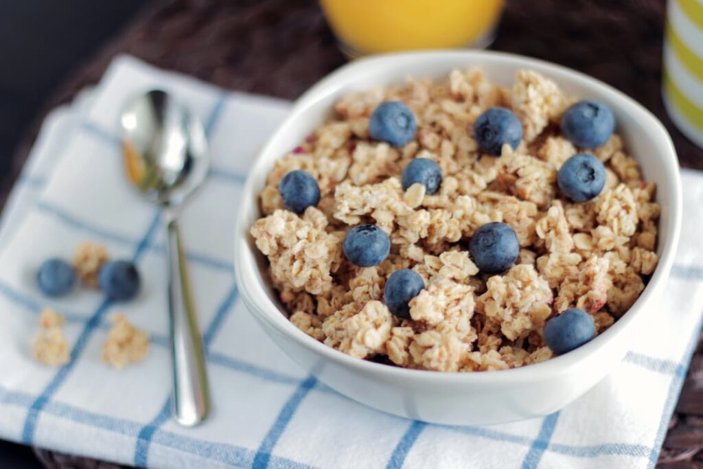 Dieta low carb, czyli do czego potrzebne nam węglowodany - musli z borówkami